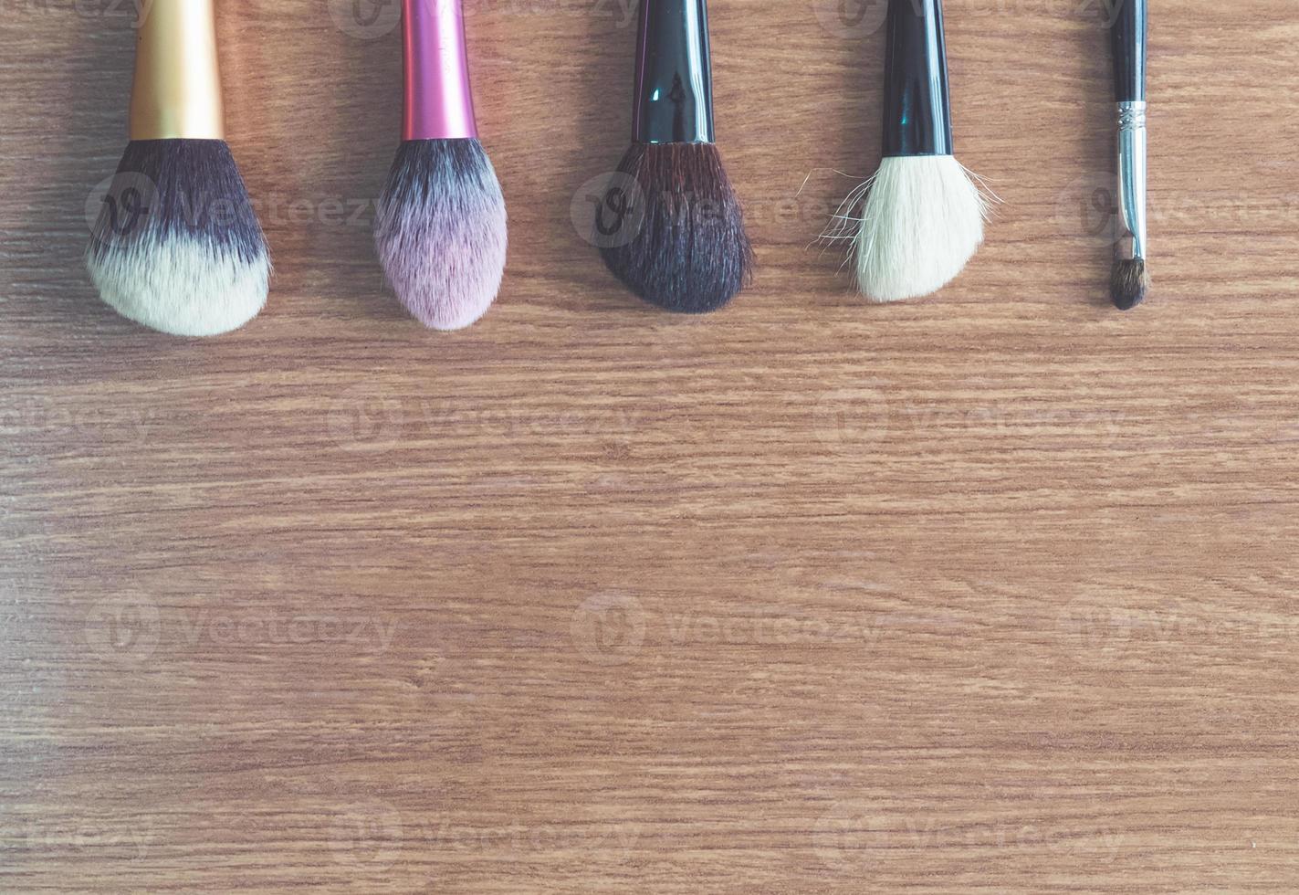 make-up cosmetische borstel product schoonheid mode op hout foto