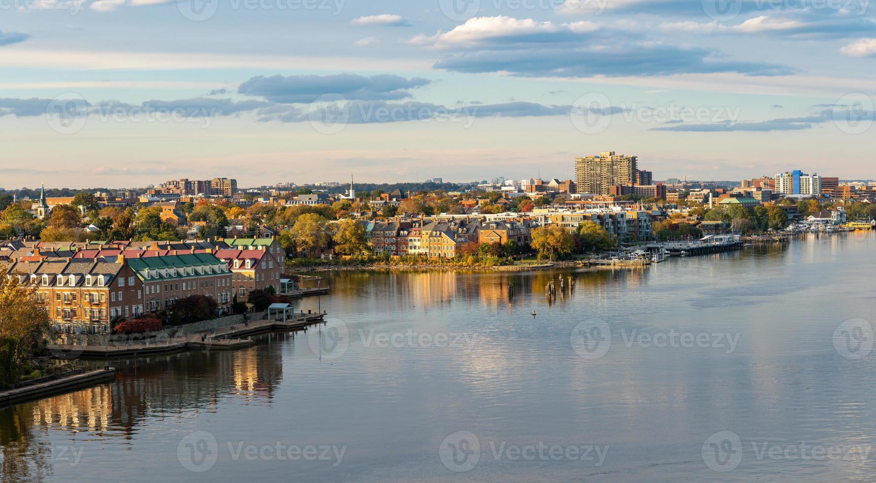 waterkant van de stad Alexandrië in Virginia bij zonsondergang foto