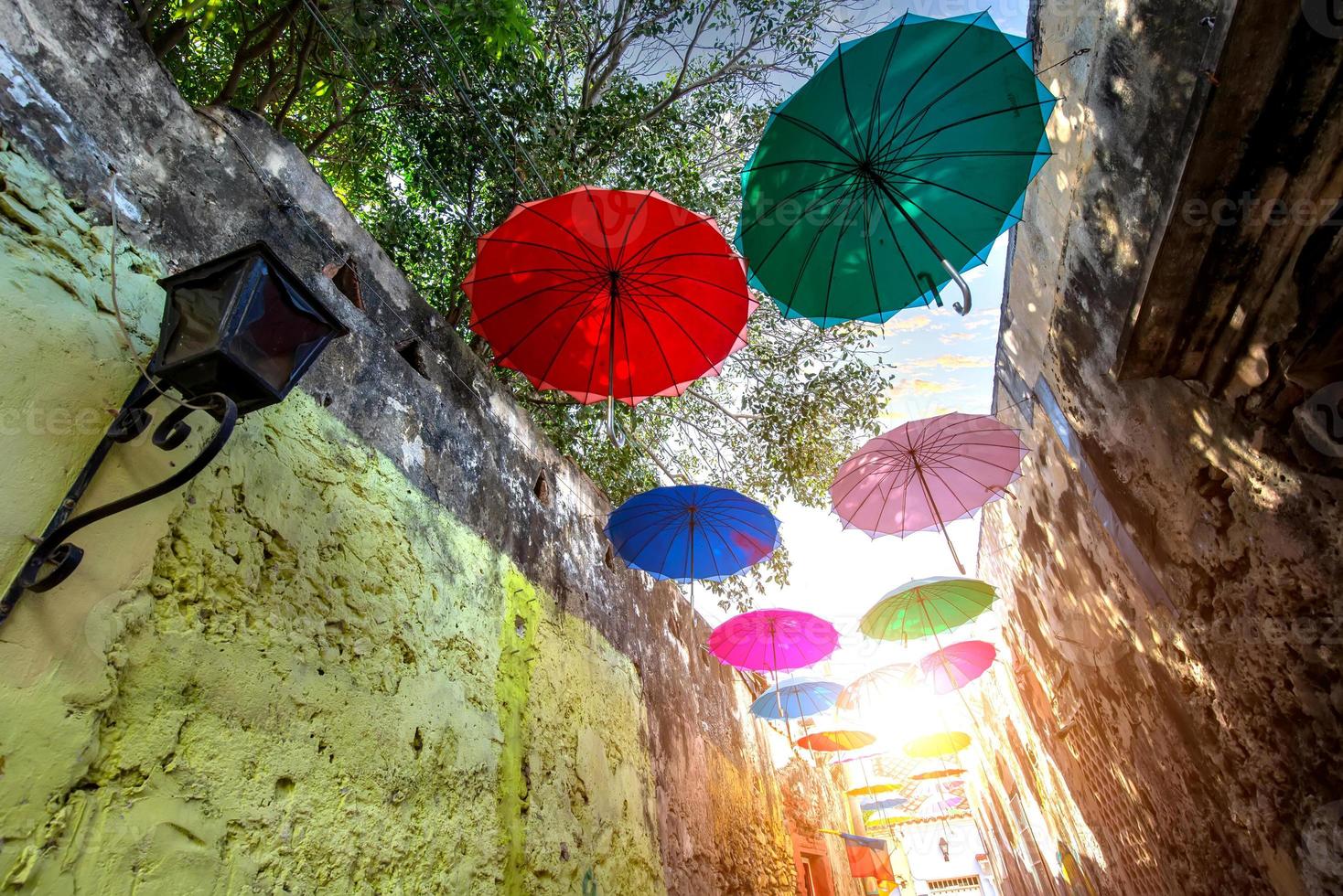 Colombia, schilderachtige kleurrijke straten van Cartagena in het historische Getemani-district in de buurt van de ommuurde stad, Ciudad Amurallada, een UNESCO-werelderfgoed foto