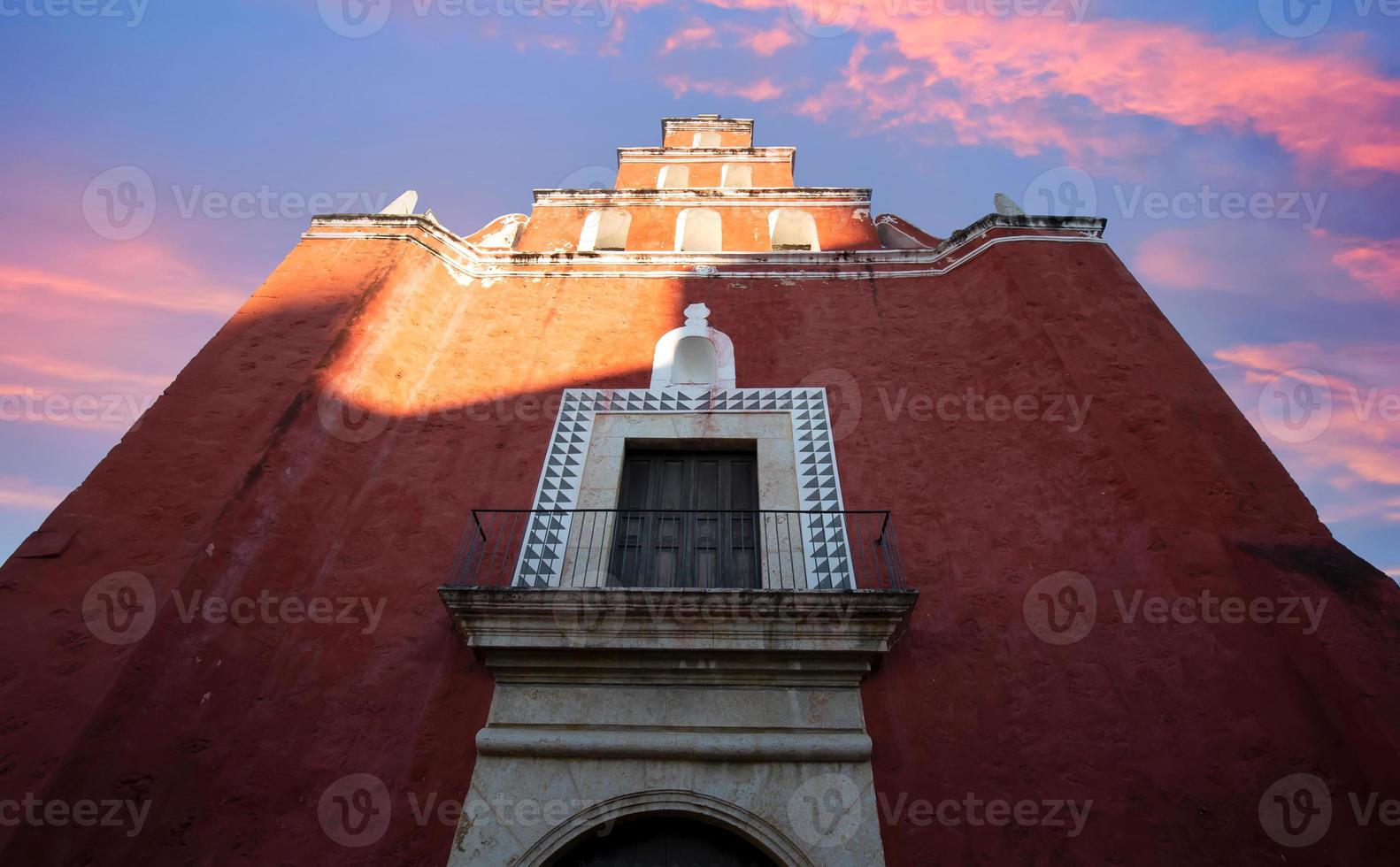 schilderachtige kleurrijke koloniale merida-straten in mexico, yucatan foto