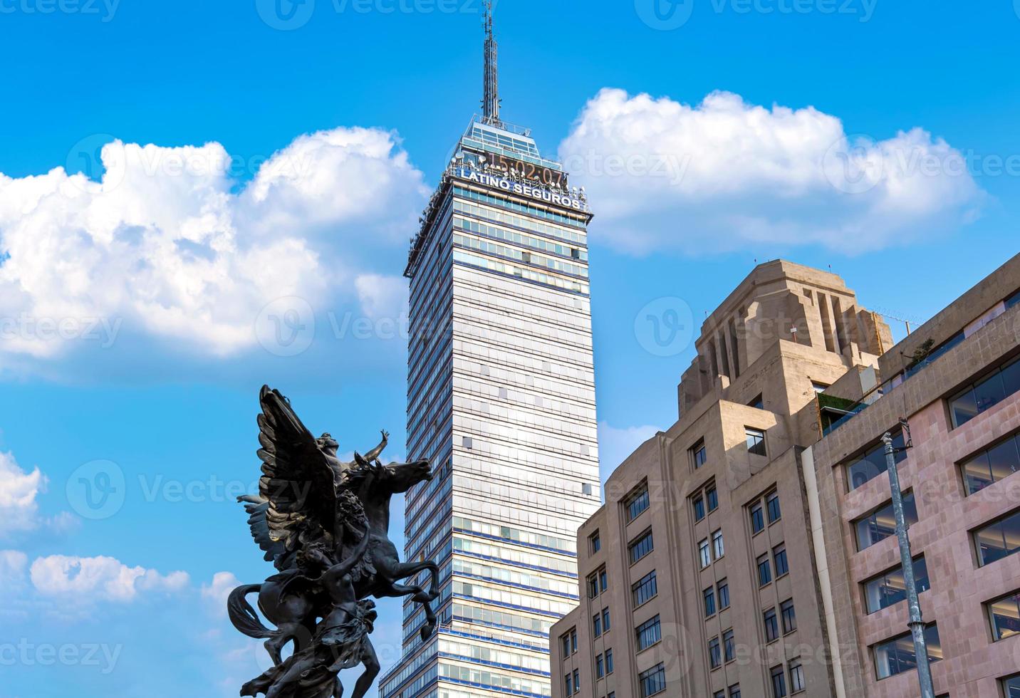 landmark toren torre latinoamericana in de buurt van het centrale park van alameda foto