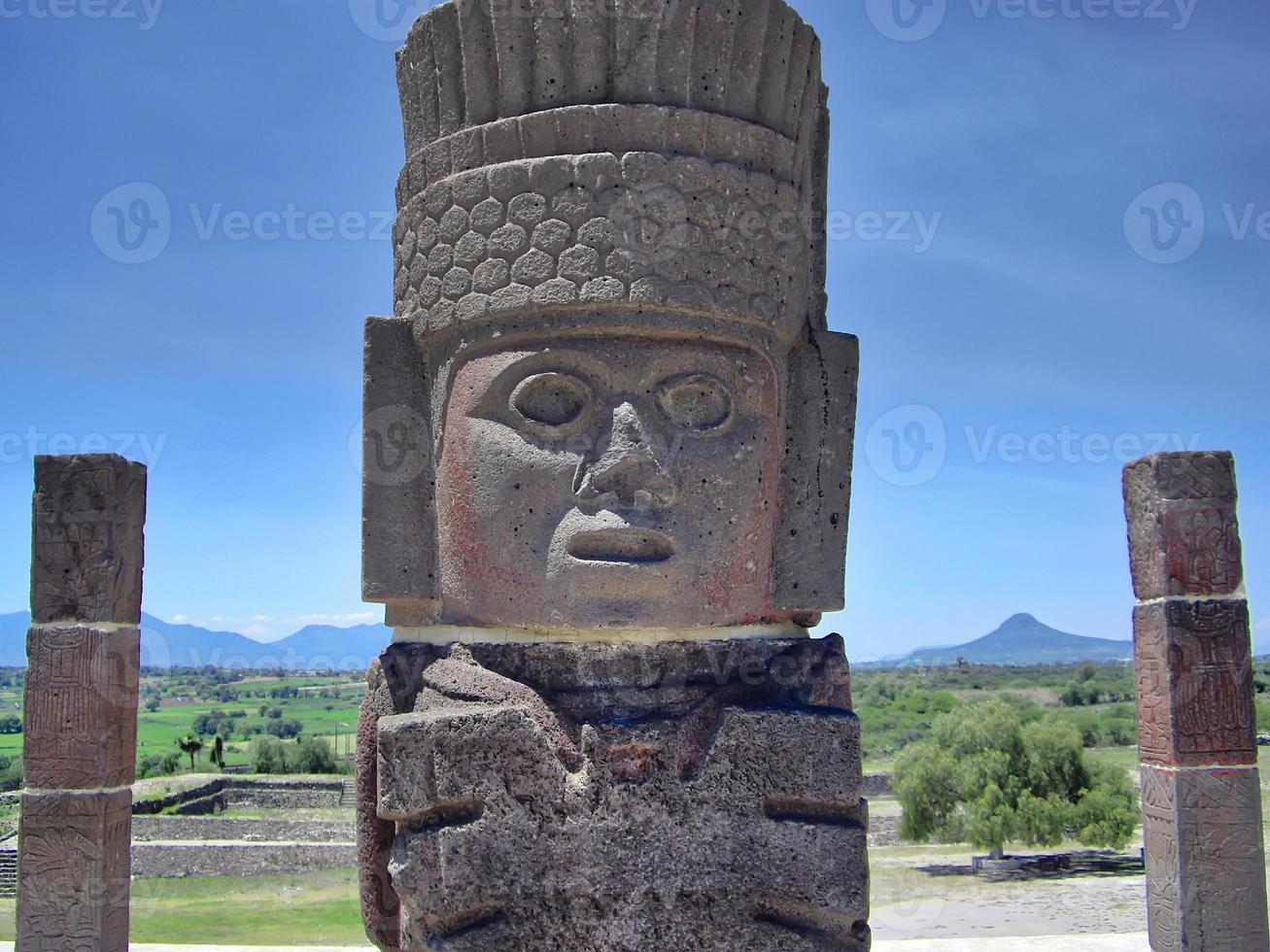 beroemde tula-piramides en standbeelden in mexico foto