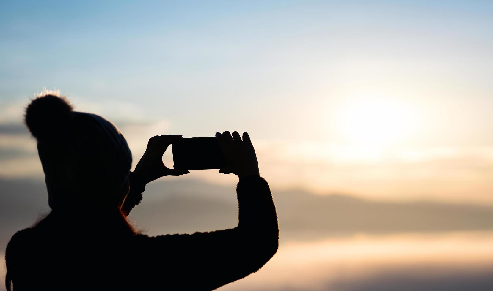 silhouet volwassen vrouw solo reiziger. foto