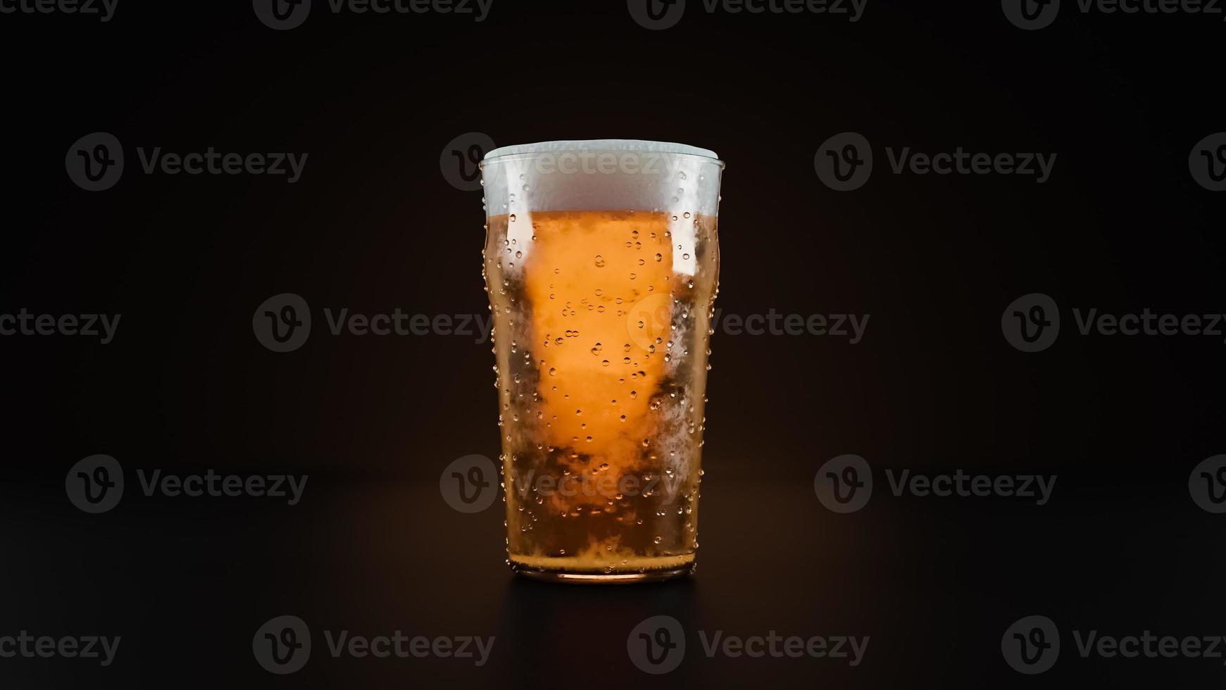 glas licht bier op donkere achtergrond., 3D-model en illustratie. foto