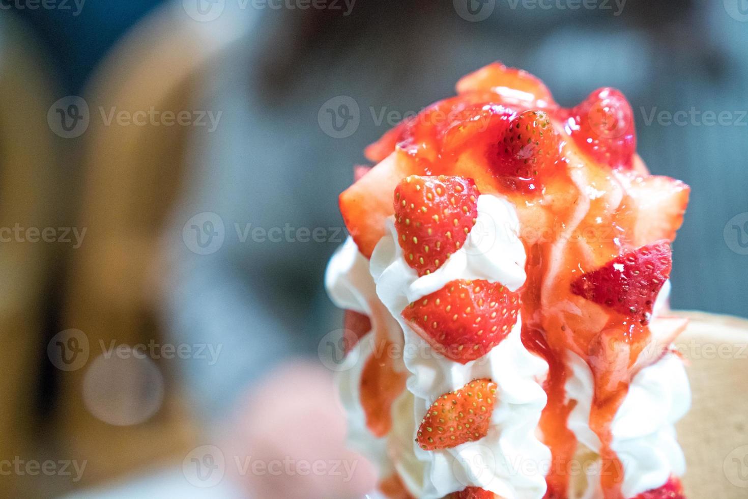 Strawberry Sundae Tower-ijs met slagroom en aardbeiensaus. foto