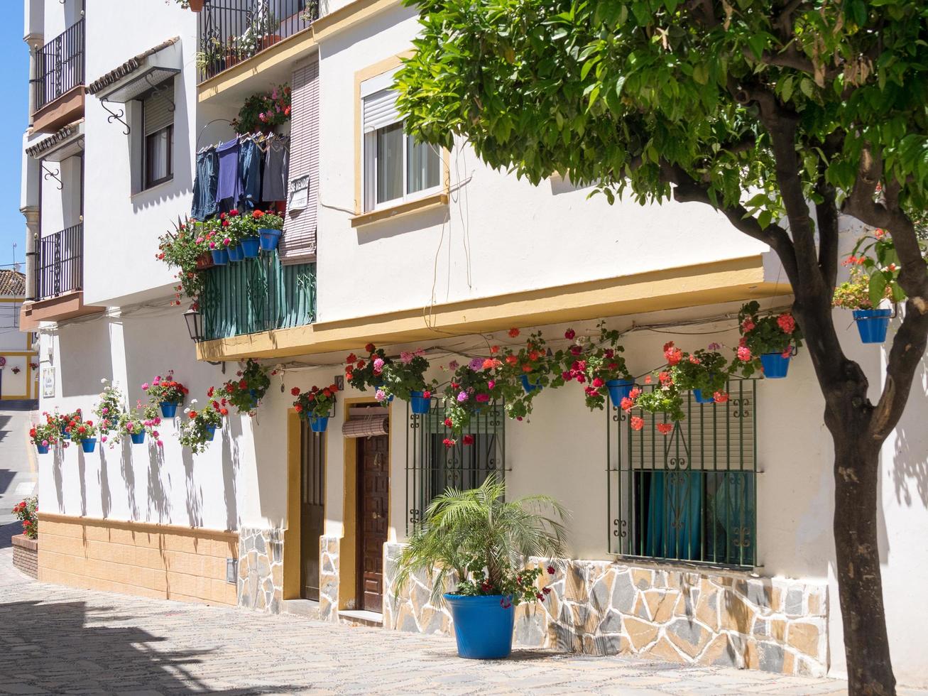 estepona, andalusië, spanje, 2014. straatbeeld in estepona spanje op 5 mei 2014 foto