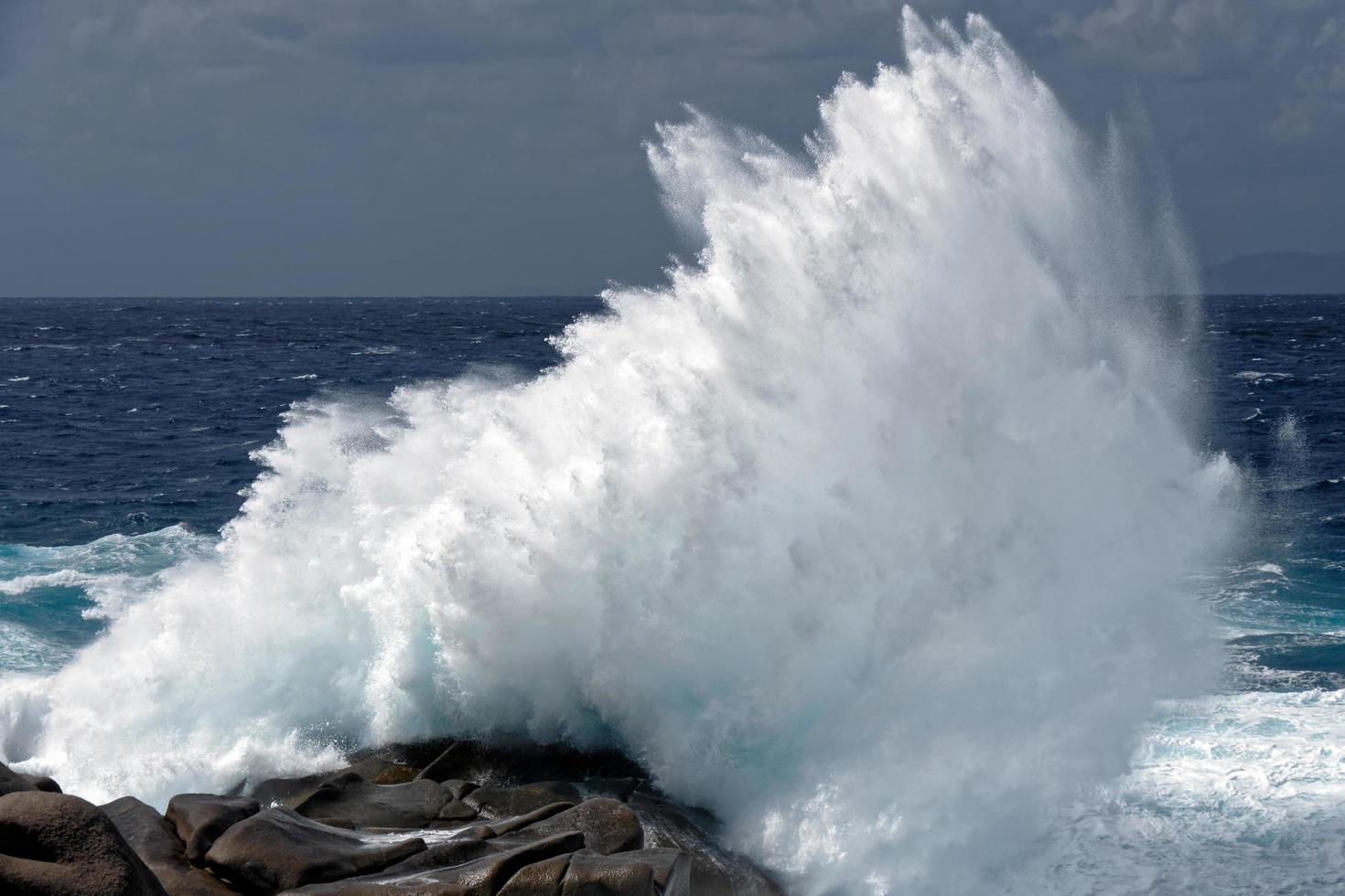 golven beuken op de kustlijn bij Capo Testa Sardinië foto