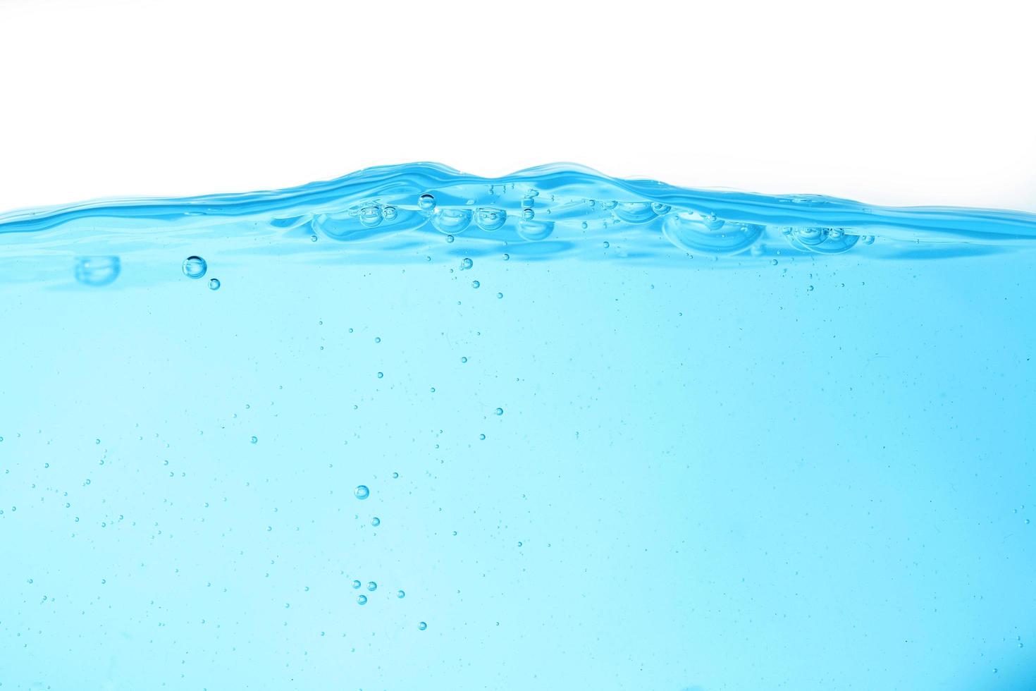 blauwe oppervlaktewater en luchtbel geïsoleerd op een witte achtergrond foto