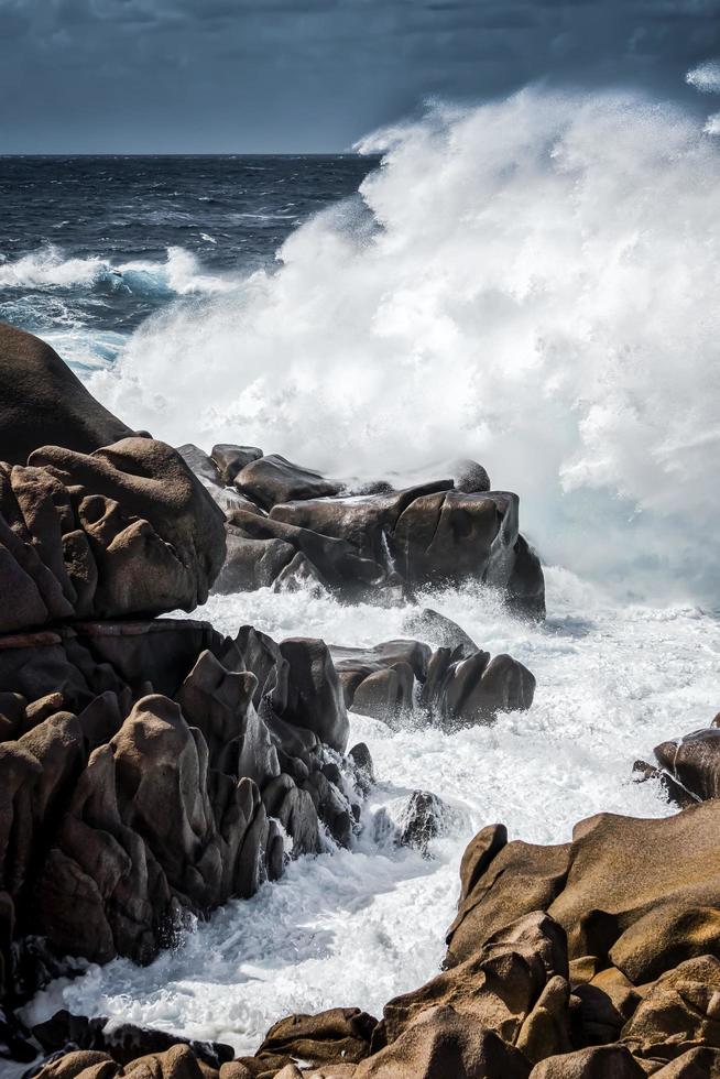 golven beuken op de kustlijn bij capo testa foto