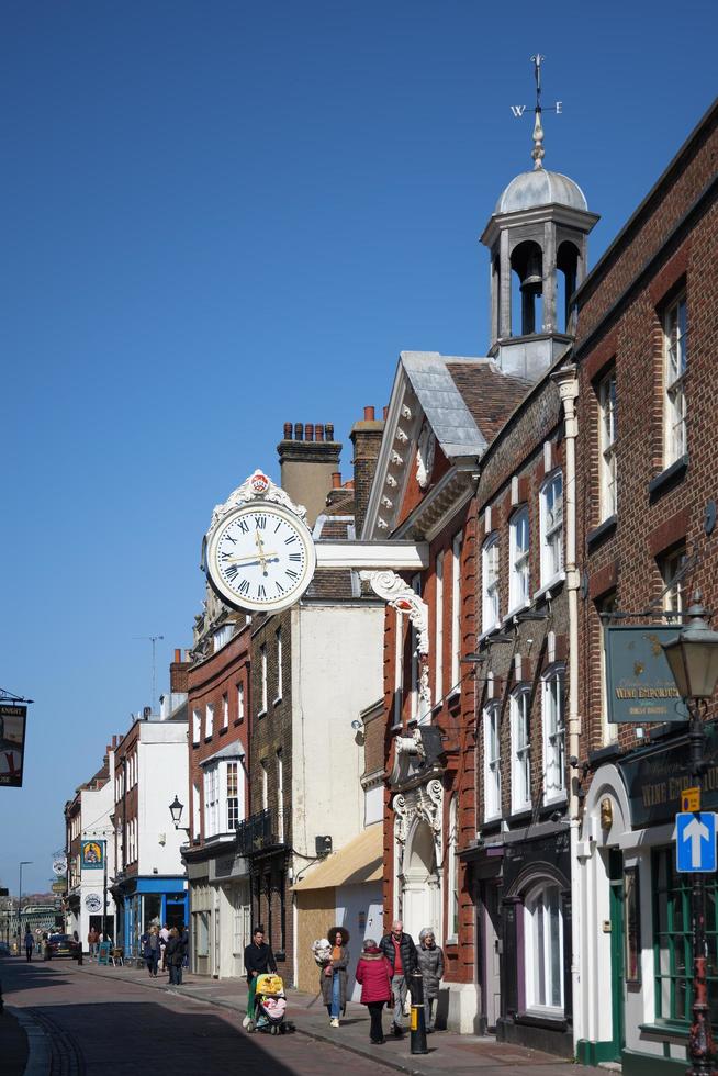 rochester, kent, uk, 2019. de oude corn exchange-klok in rochester op 24 maart 2019. niet-geïdentificeerde mensen foto