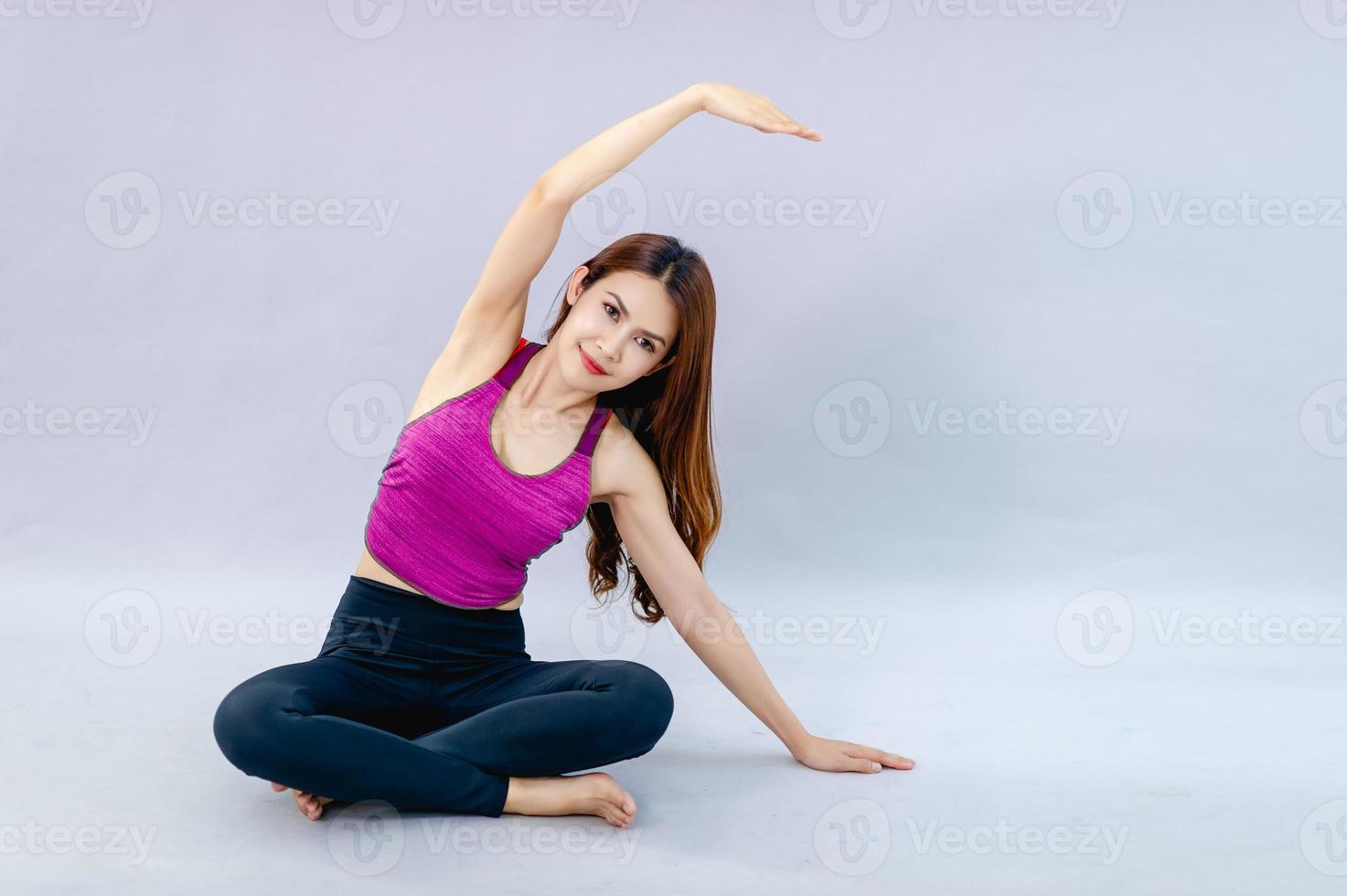 vrouwen die yoga doen voor gezondheidsoefeningen in het kamerconcept van gezondheidszorg en een goede vorm foto