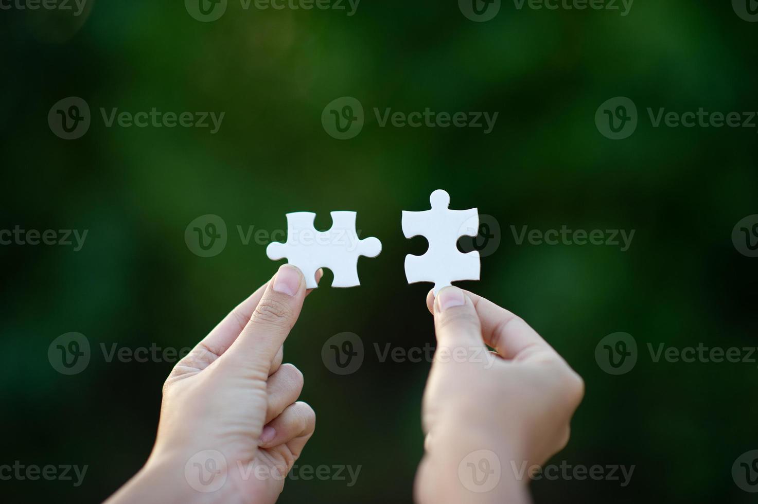 handen en witte puzzels close-up beeld en integratie bedrijfsconcept en eenheid foto