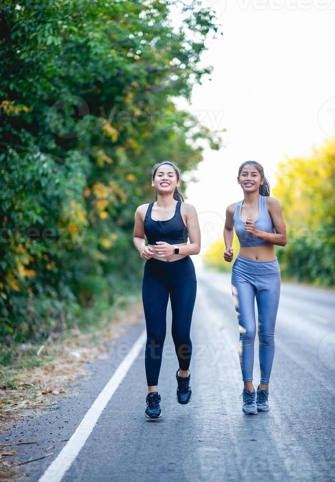 vrouwen oefenen gelukkig voor een goede gezondheid. oefening concept foto