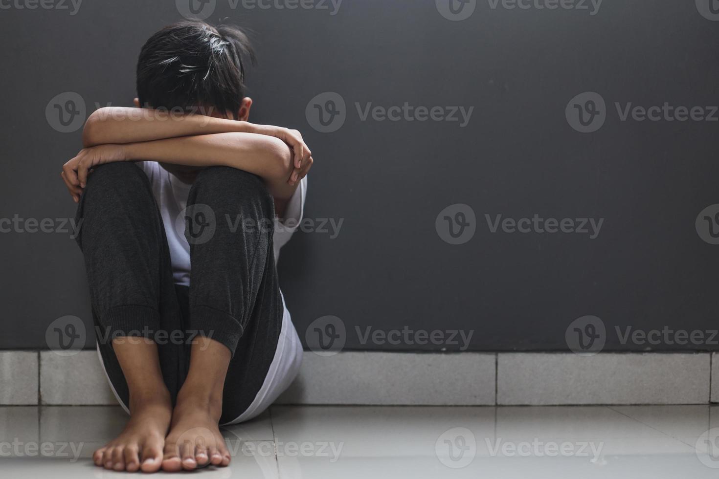 verdrietige kinderen hurken thuis nadat ze gestraft zijn door de ouder foto