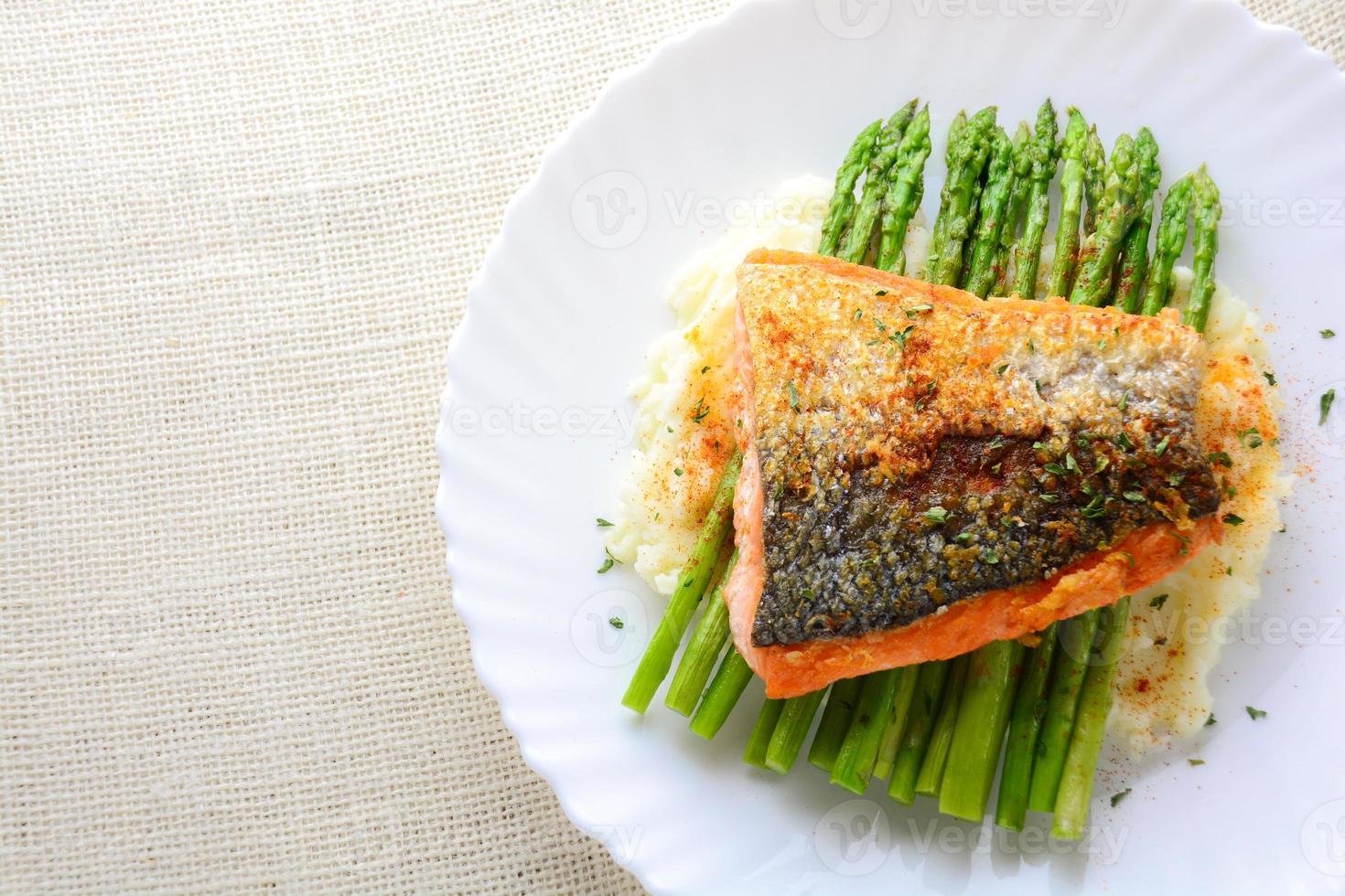 gegrilde zalm gegarneerd met asperges foto