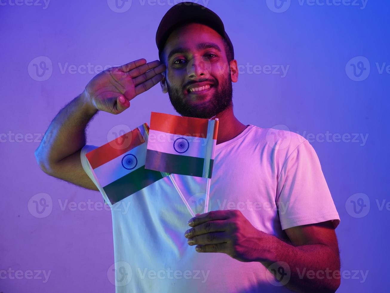 een man die de Indiase vlag groet, gelukkige onafhankelijkheidsdag 15 augustus foto