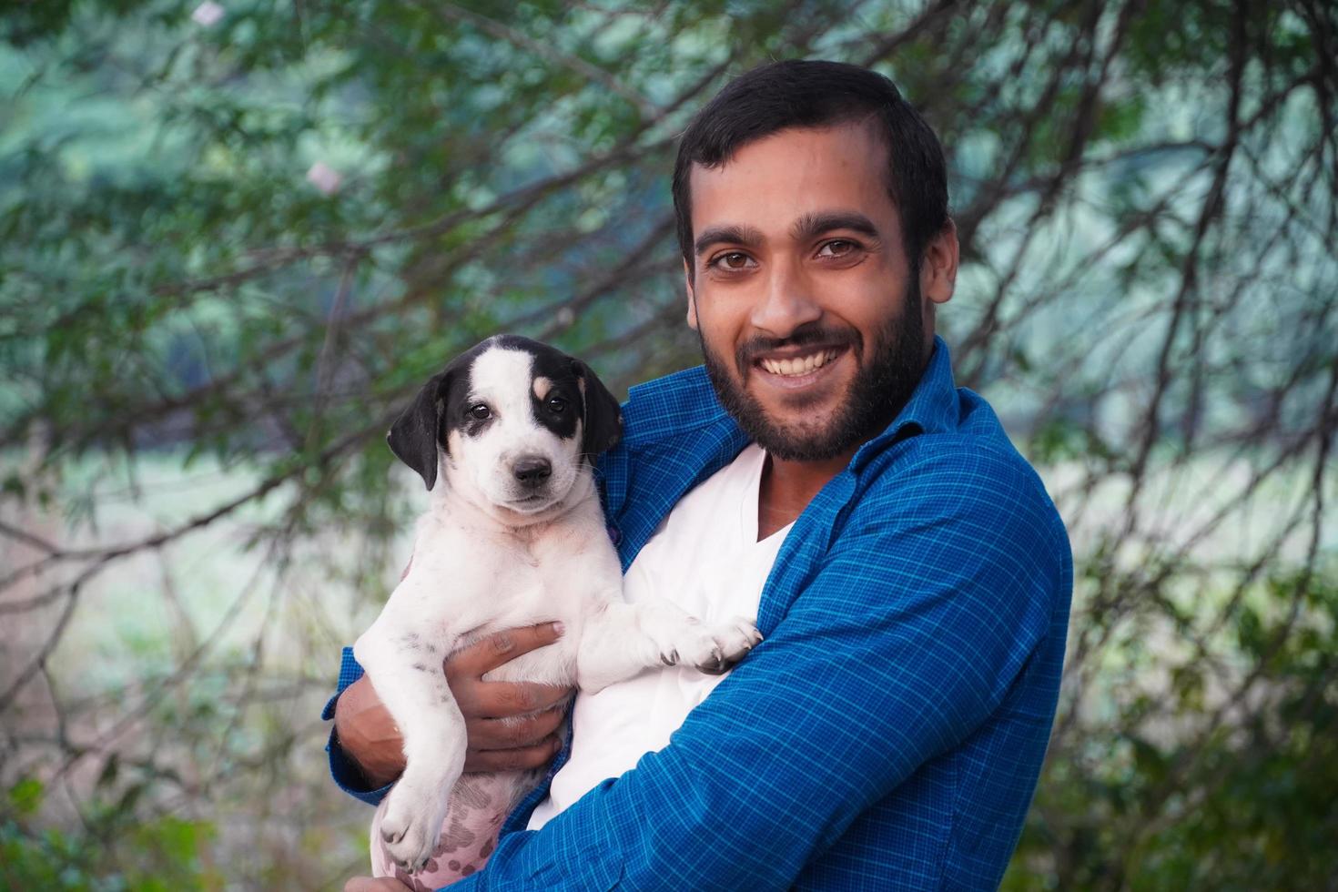 indische straathond puppy afbeeldingen met man foto