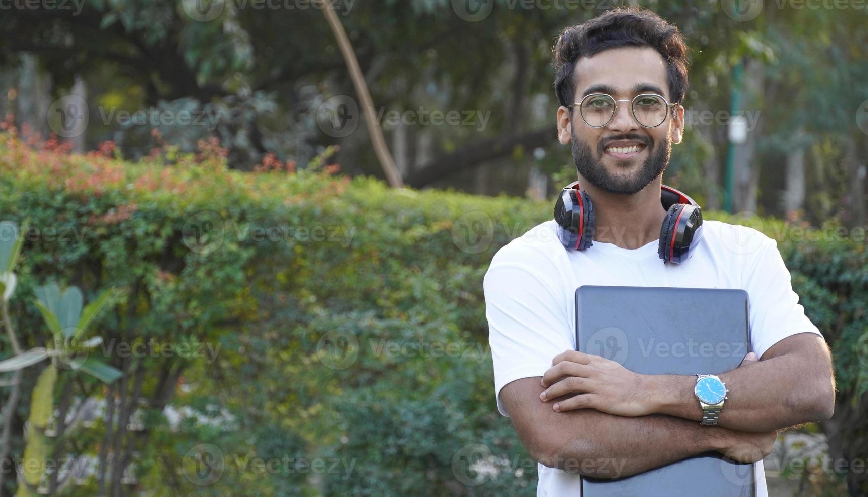 jonge student met laptop - man met laptopafbeeldingen foto