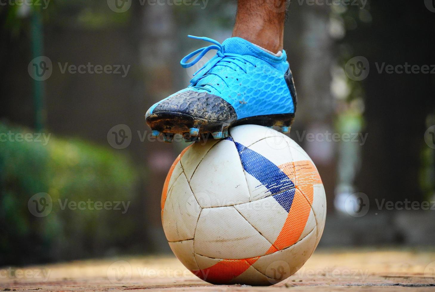 voetbal afbeelding - voet is boven voetbal foto