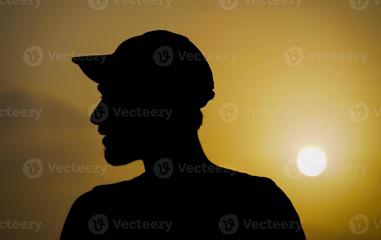 silhouetafbeelding in zonsondergang van een gemotiveerde jongen foto
