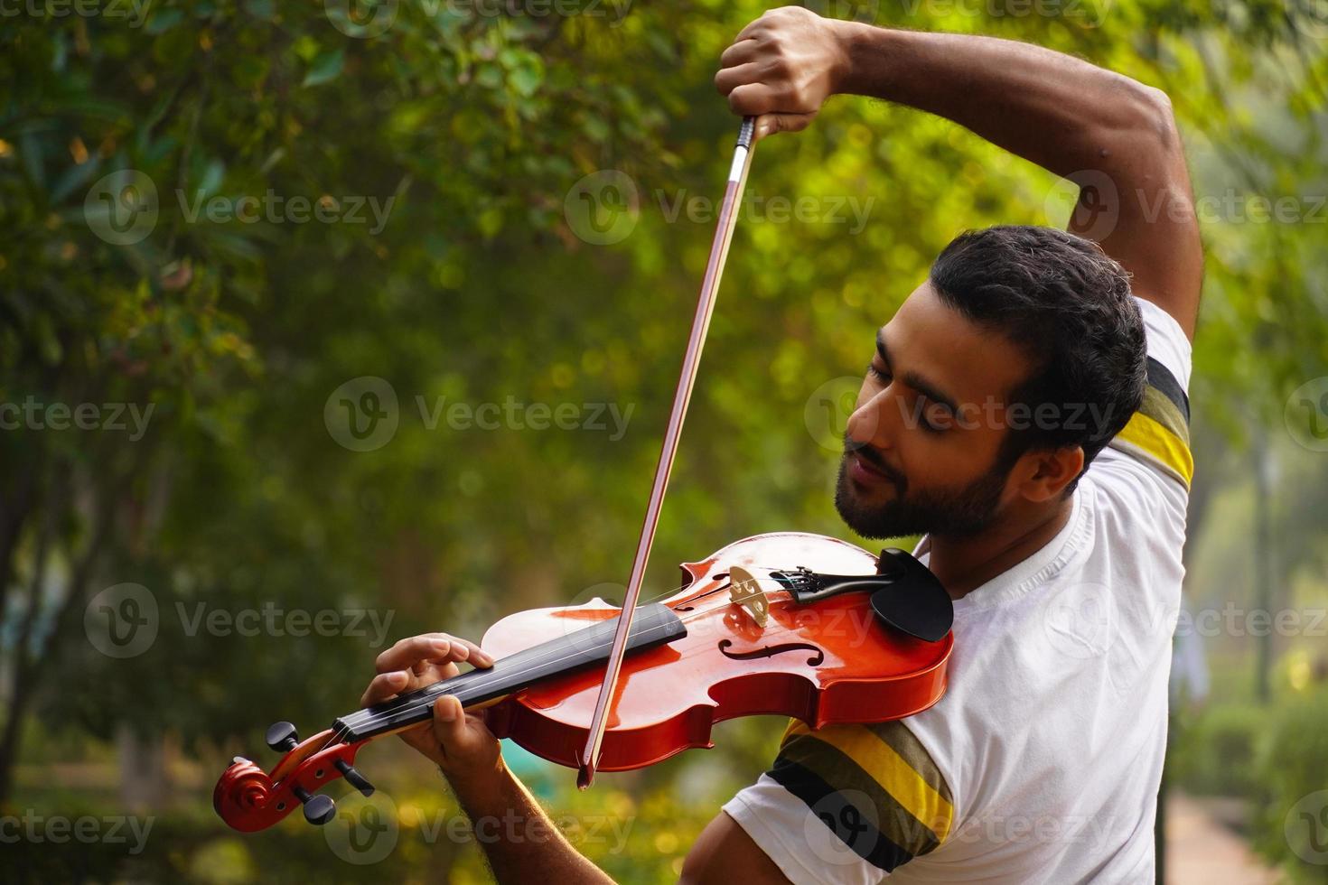 muzikant die viool speelt. muziek en muzikaal toonconcept. foto