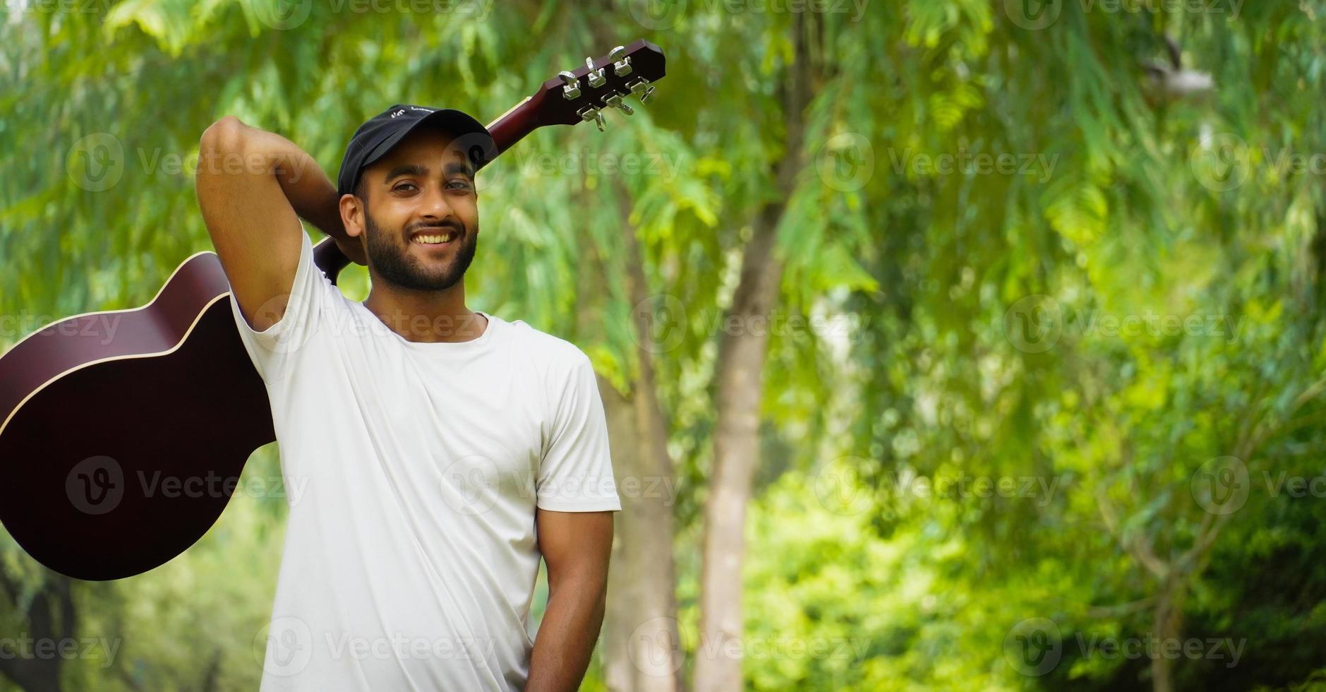 man met rode gitaar afbeelding foto