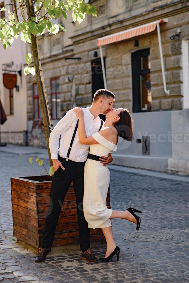 mooi stijlvol stel op een date op straat in de oude stad. foto