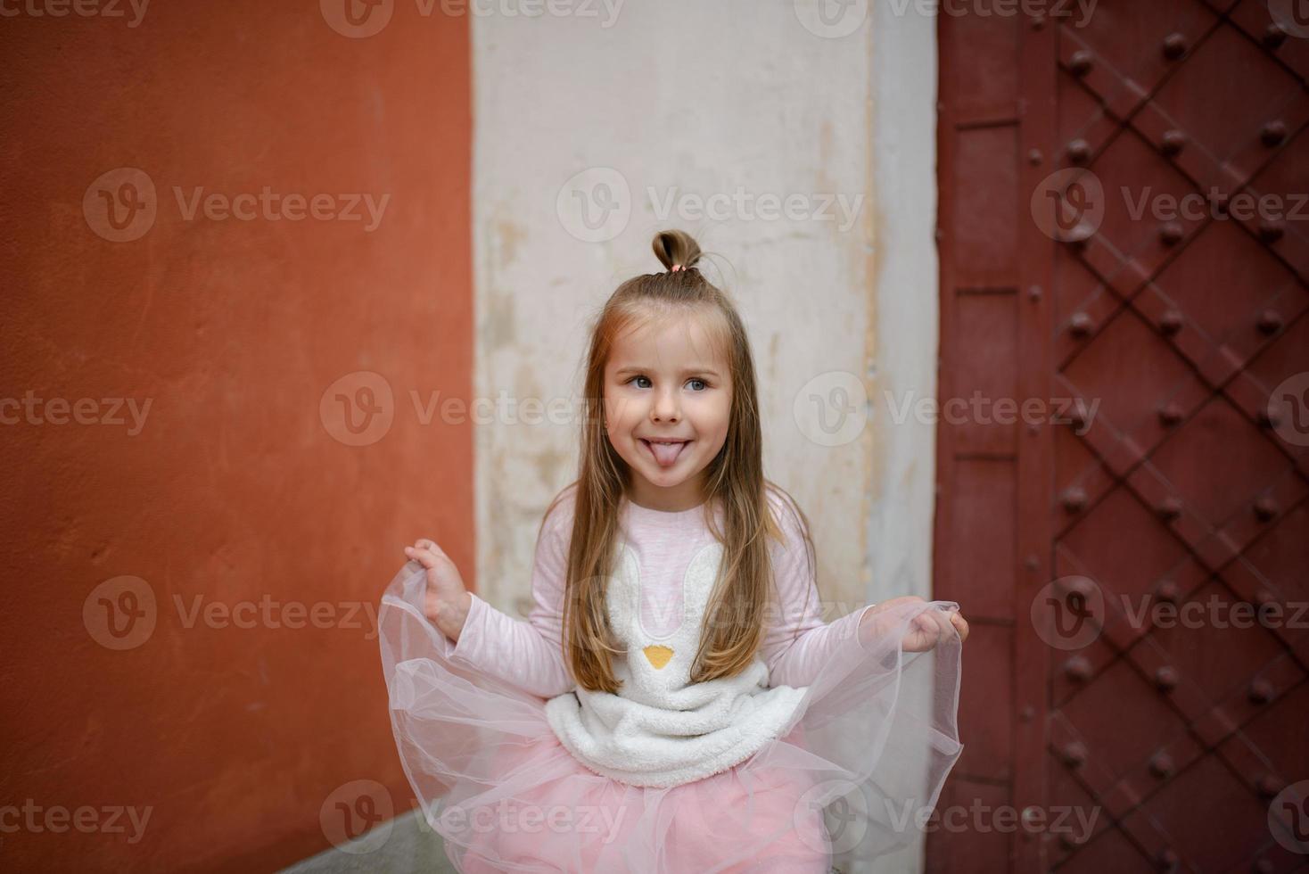 ouders en hun dochter zitten op de trappen van een oude kerk. foto