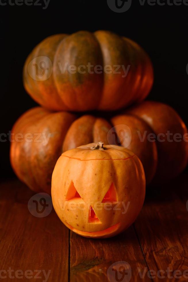 Halloween-pompoen op de achtergrond van kaarsen en een zwarte achtergrond. foto