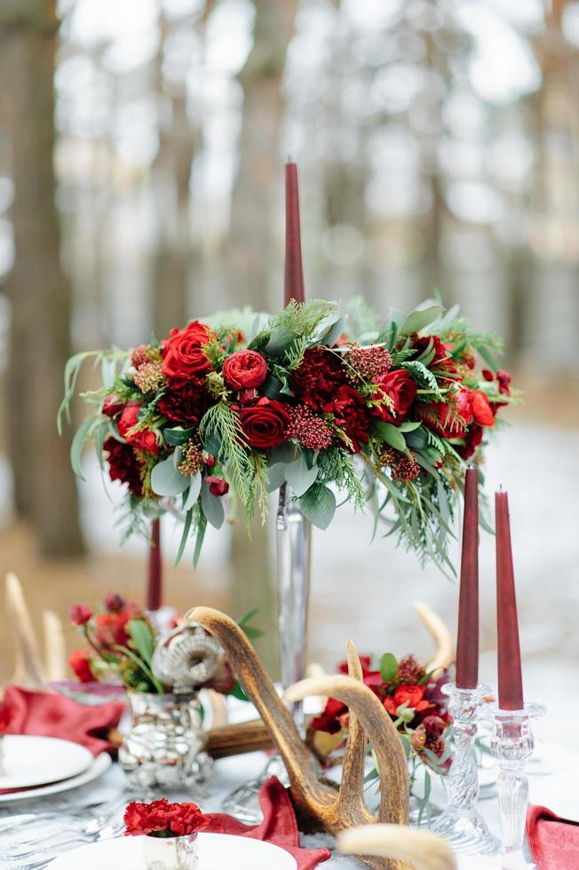 winter bruiloft decor met rode rozen foto