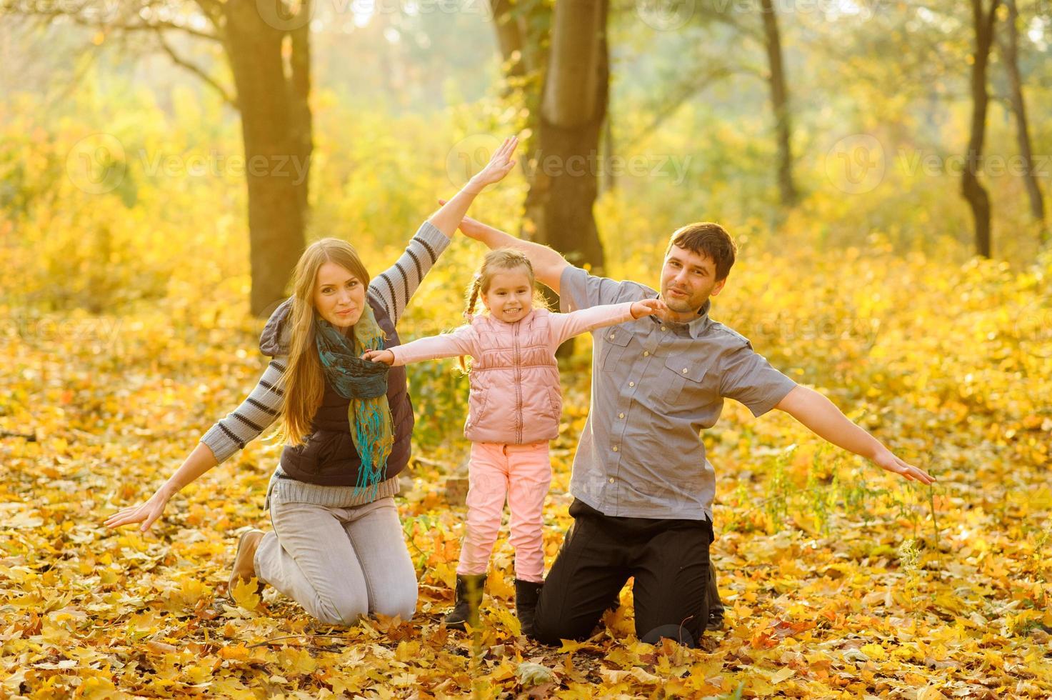 familie wandelen in herfst park foto