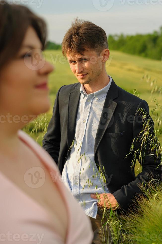 gelukkige familie in het veld foto