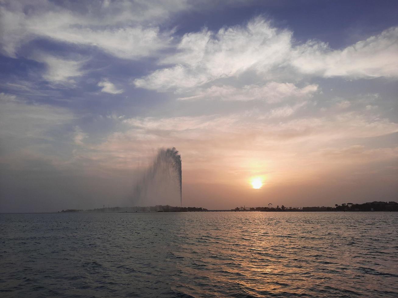 geweldige kleurrijke zonsondergang bij jeddah corniche foto