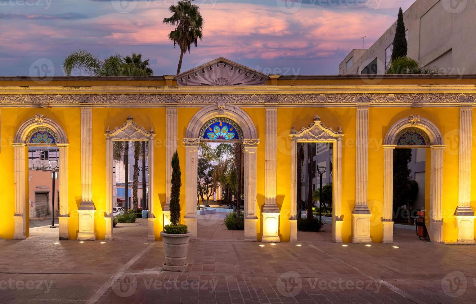 centraal mexico, aguascalientes katholieke kerken, kleurrijke straten en koloniale huizen in het historische stadscentrum in de buurt van de kathedraalbasiliek, een van de belangrijkste toeristische attracties van de stad foto