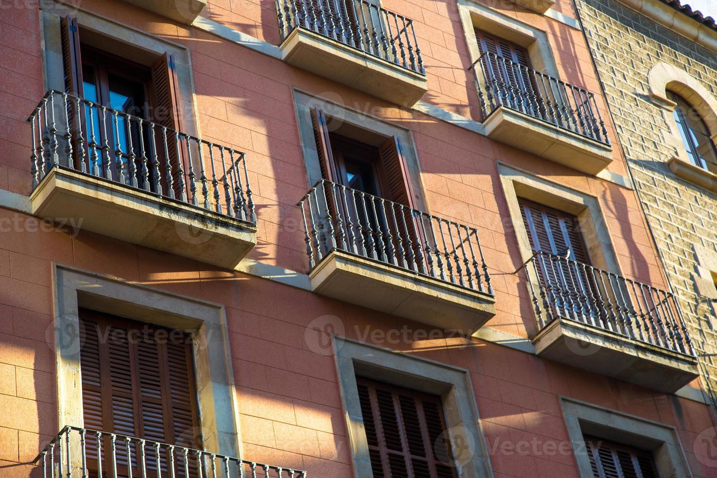 Barcelona straten in Las Ramblas bij zonsondergang foto