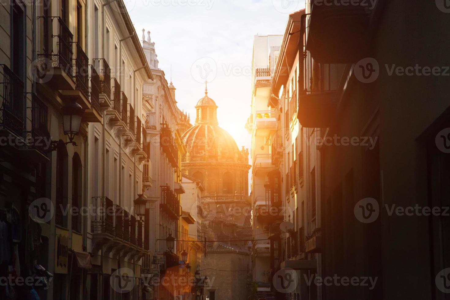 straten van granada in een historisch stadscentrum foto