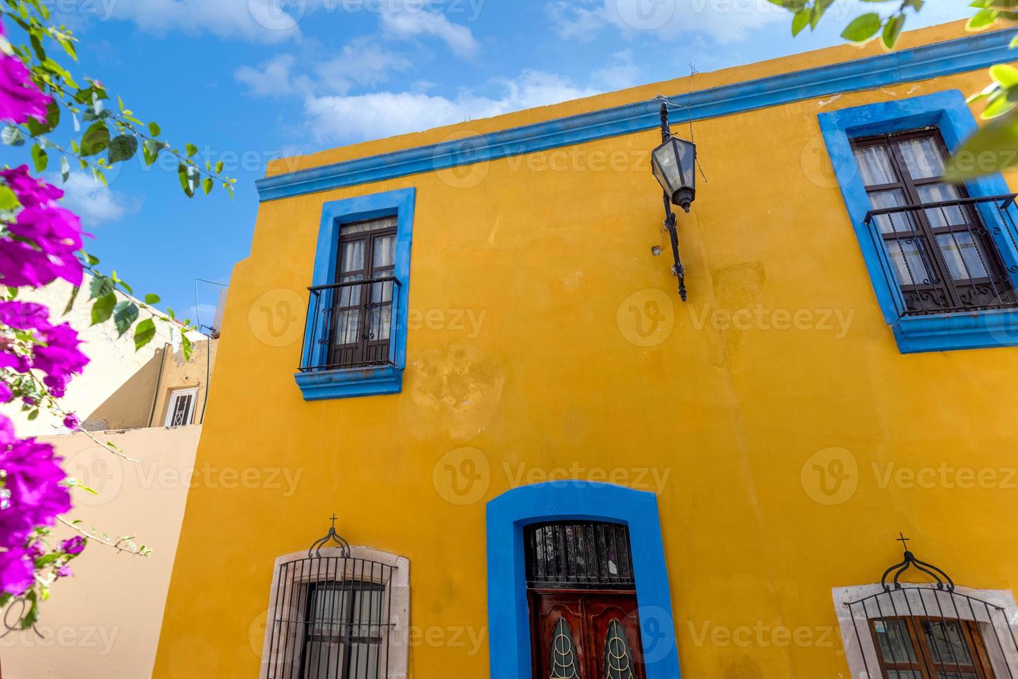 zacatecas, mexico, kleurrijke oude stadsstraten in het historische centrum van de nabije centrale kathedraal foto