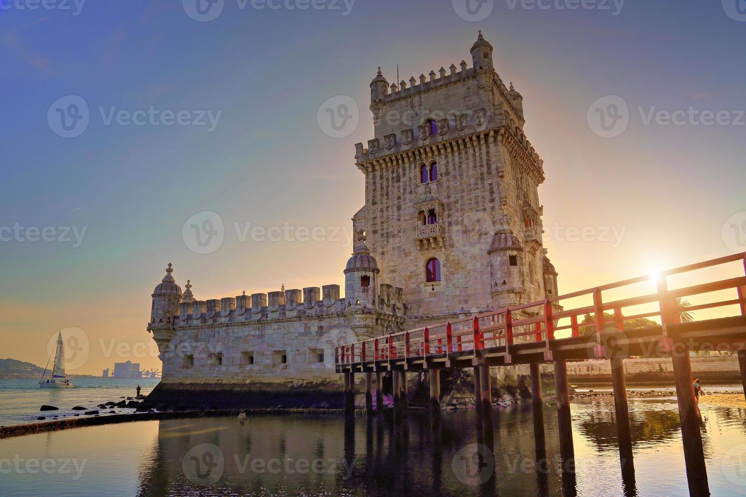 lissabon, portugal, belem-toren aan de rivier de taag foto