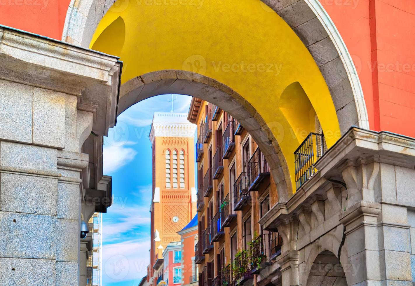 smalle straatjes van Madrid in het historische stadscentrum foto