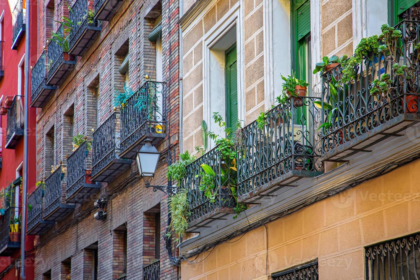 kleurrijke smalle straatjes van madrid in het historische stadscentrum foto