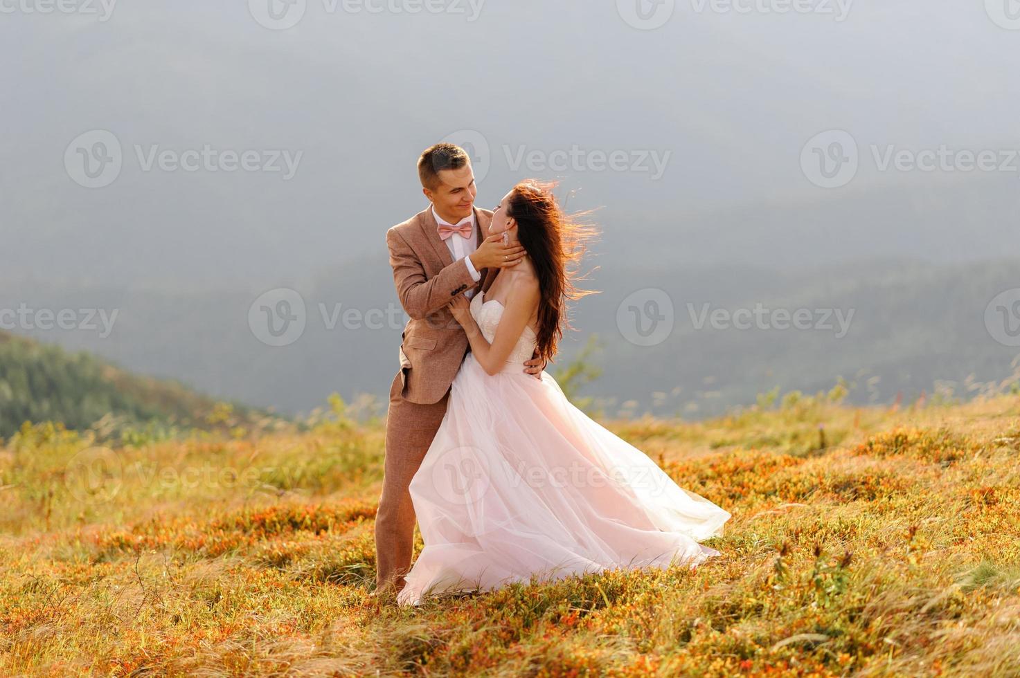 bruid en bruidegom. fotoshoot in de bergen. foto