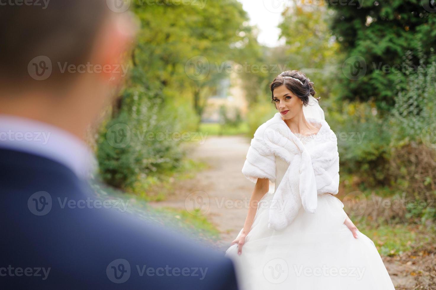 de bruid en bruidegom op de achtergrond van het herfstpark. foto