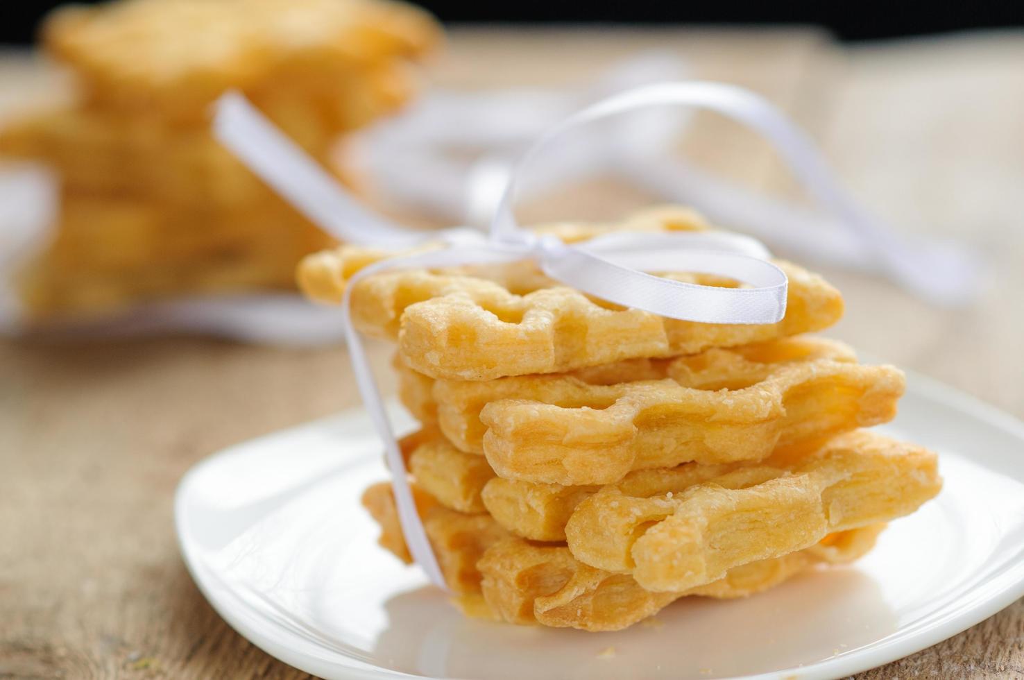 veel koekjes op de houten tafel foto