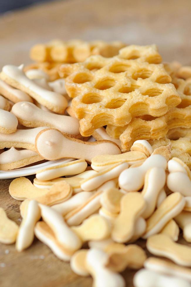 veel koekjes op de houten tafel foto