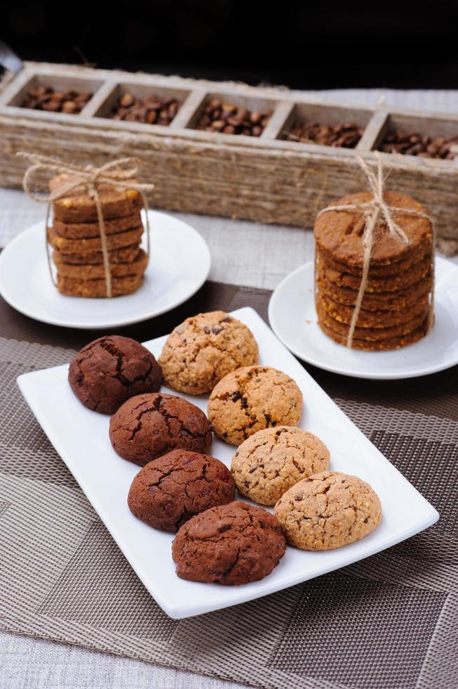 veel verschillende soorten koekjes liggen op een bord foto