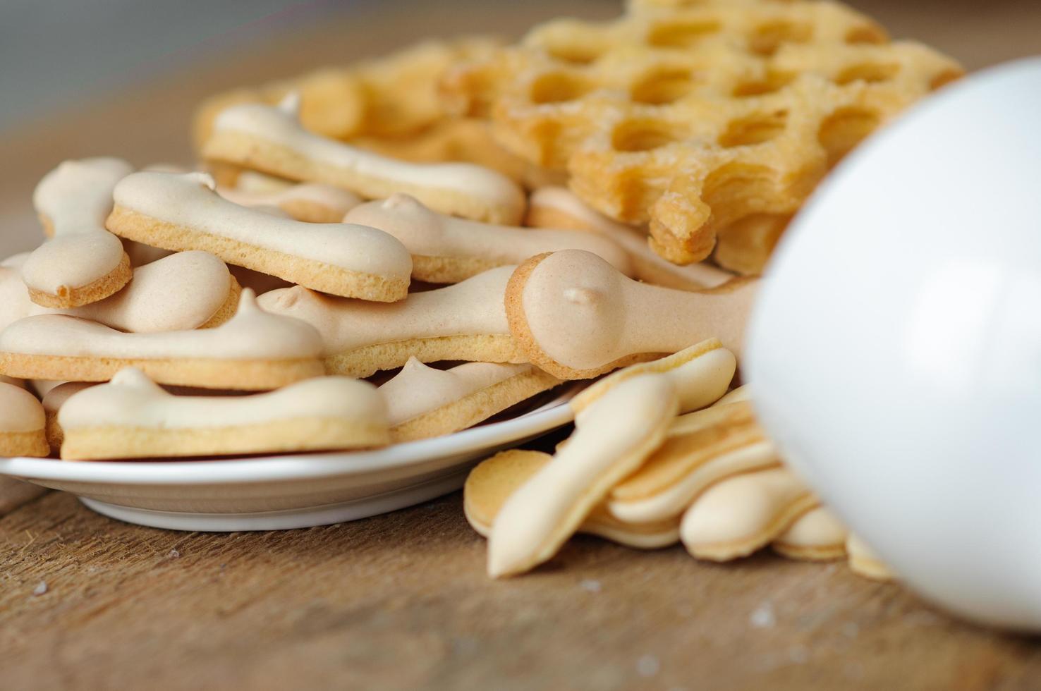 veel koekjes op de houten tafel foto