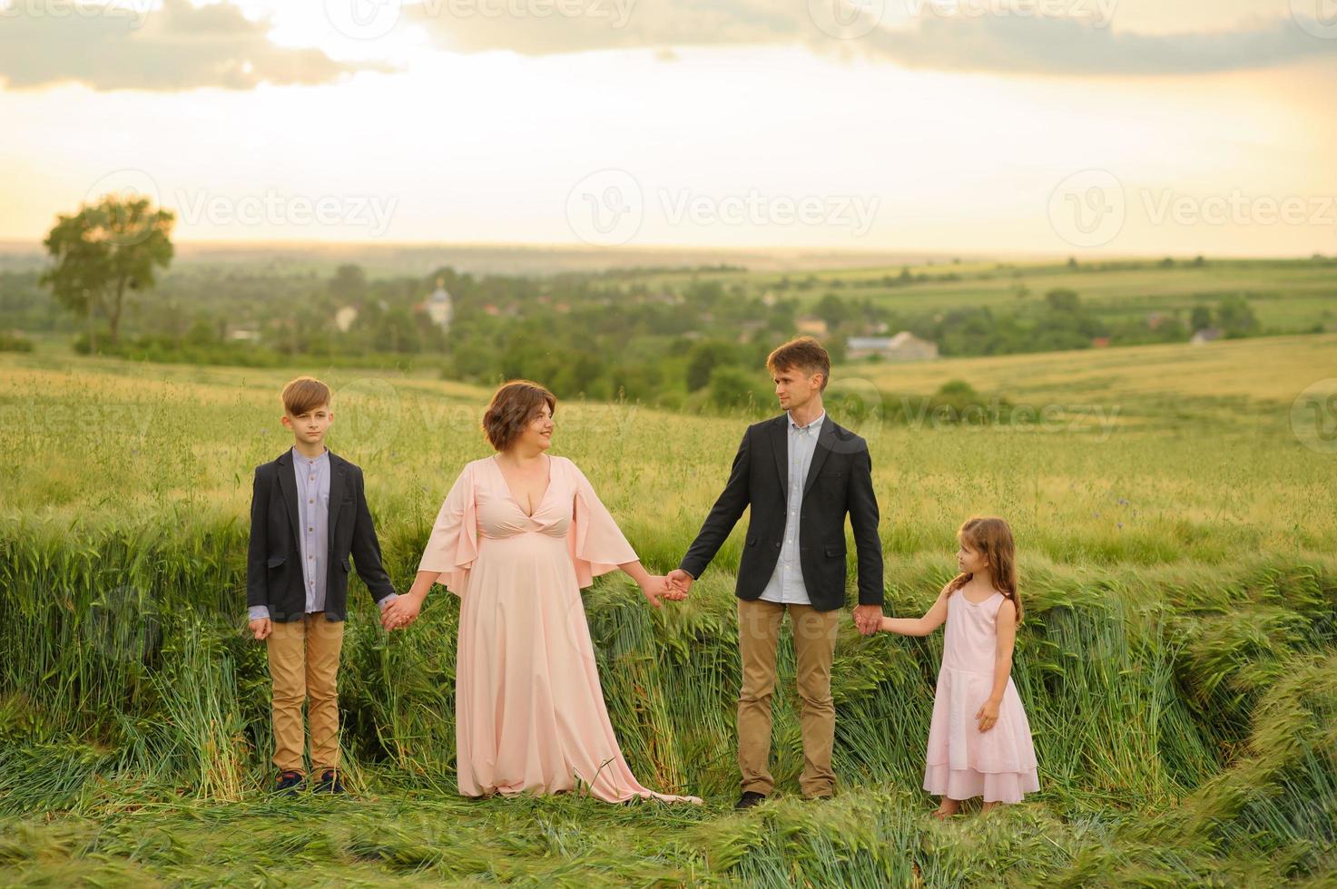 gelukkige familie in het veld foto