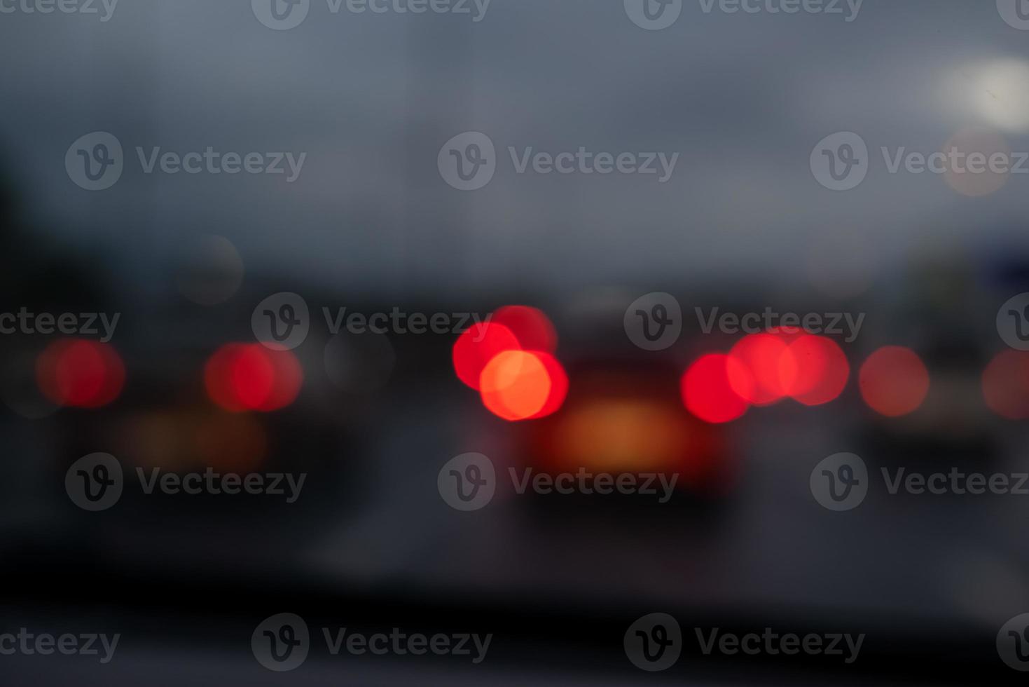 wazige autolichten in avondverkeer foto