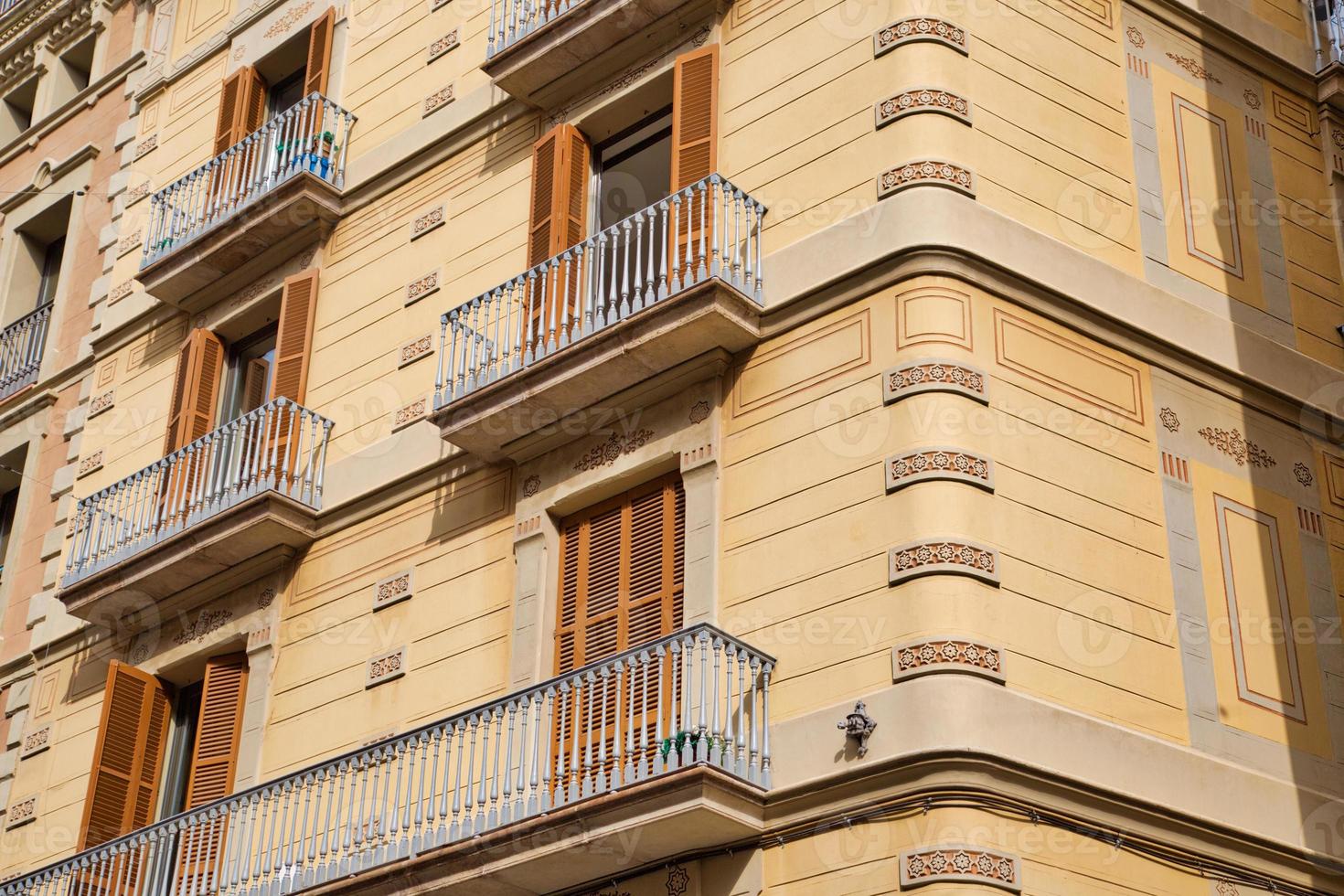 Spaanse architectuur, mooie straten van Barcelona in het historische stadscentrum van Las Ramblas foto