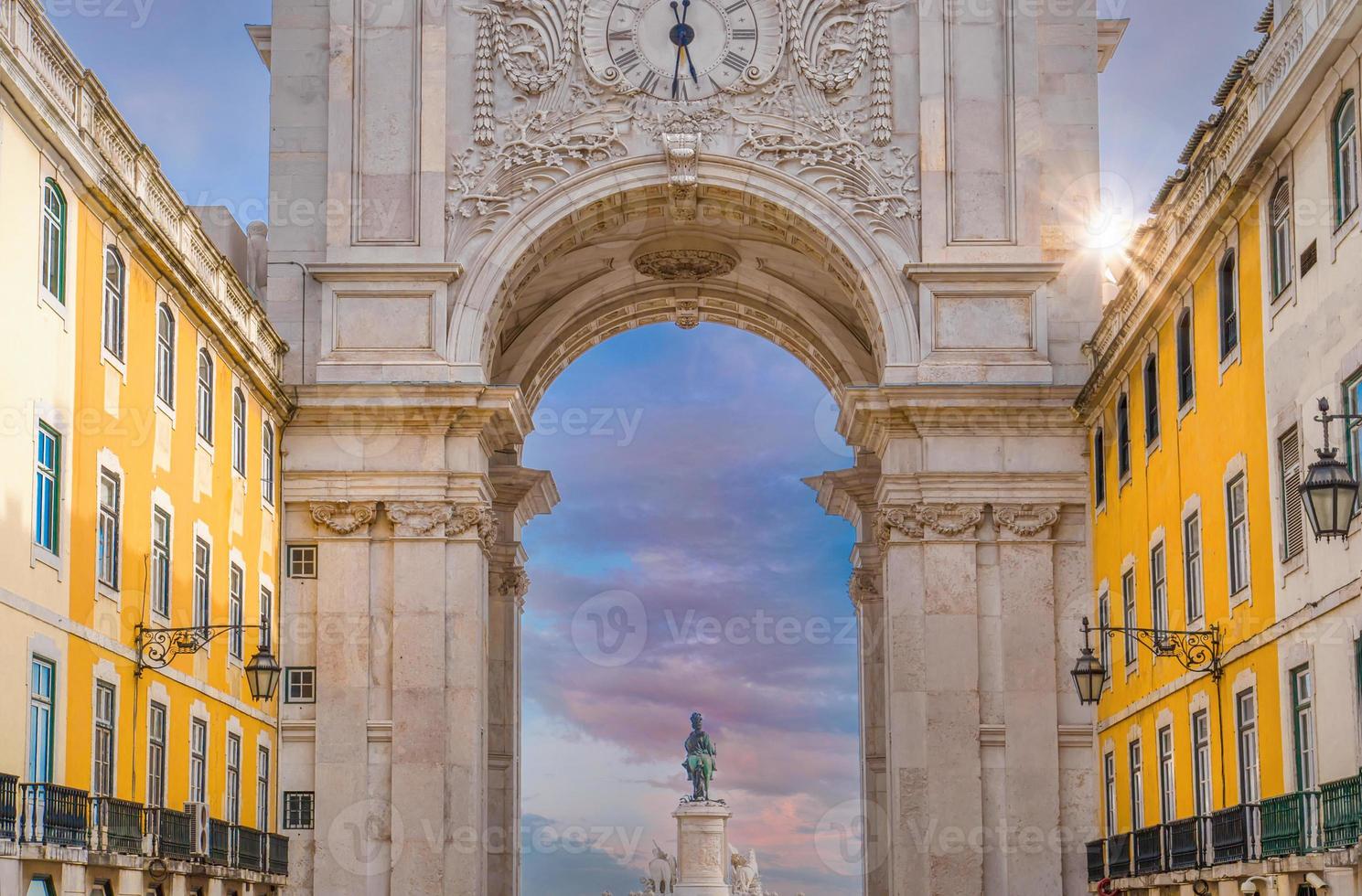 commerce plaza arch in Lissabon in het historische stadscentrum foto